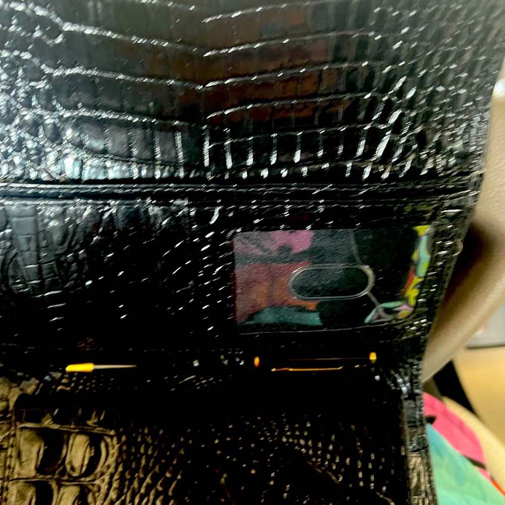 I’m selling my gently used only twice Brahmin bag and matching wallet.